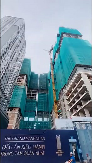 💎 THE GRAND MANHATTAN – CĂN HỘ HẠNG SANG TRUNG TÂM QUẬN 1 Giữa lòng Quận 1 nhộn nhịp, The Grand Manhattan mang đến một không gian sống tinh tế, nơi mỗi sớm mai mở mắt ra là nhìn thấy Bitexco, phố đi bộ và Bến Thành ngay trước hiên nhà. ✨ Căn hộ hạng sang từ Novaland Group ✨ Thiết kế phong cách Manhattan – hiện đại & sang trọng ✨ Tiện ích nội khu chuẩn 5⭐: hồ bơi, công viên xanh, gym, spa, trung tâm thương mại ✨ Bàn giao Quý 4/2025 – sổ hồng lâu dài Hãy để ngôi nhà giữa trung tâm thành phố trở t
