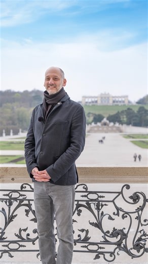 In the third part of our World Heritage Day video series, Martin Mutschlechner, Curator of the Schönbrunn Group, gives an exciting insight into the strategic positioning of the gardens of Schönbrunn Palace - a place that still fascinates many visitors today because of its extraordinary location. Curious to know more? Then watch the video and discover more interesting details! 🌿 #Schönbrunn #Gloriette #Unescoworldheritage #Worldheritageday #Worldheritage #Vienna | Schloss Schönbrunn