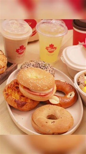 今天来打卡Tims，他们家的午餐现烤牛肉贝果堡真的好吃极了。现在只要50.9元就可以吃到这么一份午餐现烤牛肉贝果堡，而且还是可堂食可外带的。烤牛肉贝果堡配上鲜萃黑咖，那叫一个绝，早餐就靠它开启活力满满的一天啦！还有烟熏风味烤肠，又香又脆，吃一口就不想停了。快艾特你的小伙伴一起冲。