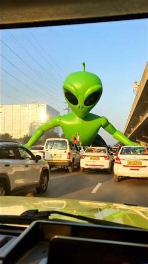 Alien Spotted On Road 😅👽‪@dilliwaaleyoutubers‬ #alien #aishorts #trendingshorts #youtubeshorts
