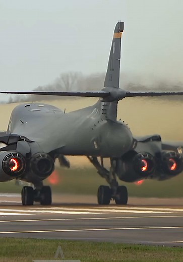 USAF B1 Bomber Aborts Takeoff After Engine Failure