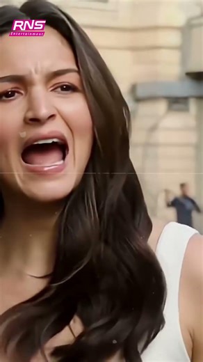 Video Title : মেয়ের চিন্তায় ঘুম উড়েছে আলিয়া ভাটের !