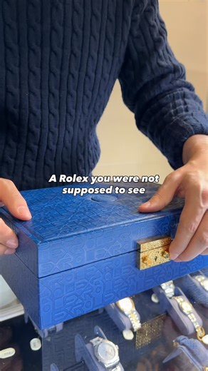 IWS on Instagram: "Ci sono Day-Date che molti collezionisti hanno visto solo in foto… se hanno avuto fortuna. Come questo 18206 in platino con quadrante stella turchese, che andrà in asta oggi da @antiquorum. Un paio di curiosità. Sui modelli nel più nobile dei metalli, Rolex utilizza diamanti più grandi rispetto alle versioni in oro. La laccatura Stella é applicata a mano e quindi leggermente diversa su ogni esemplare. In questo esemplare, il colore turchese acceso crea un bellissimo contrasto 