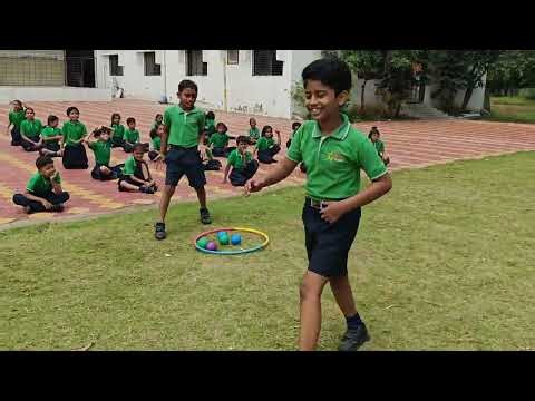 Shuttle race with ball