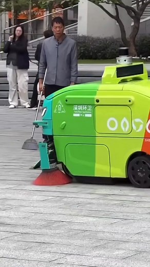 Một người dọn vệ sinh đang chứng kiến con robot làm công việc của ông ấy. #Jy | Khoa học, không có gì là không thể