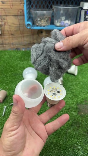Esponja de aço para resolver problema da lâmpada