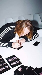 5 minutes to go until 150 signed copies of Bloom EP 🌹are available to order worldwide! 🌍 x Link will go live here at 6PM! (4 mins time!) > http://lewiscapaldi.com/OrderBloom | Lewis Capaldi