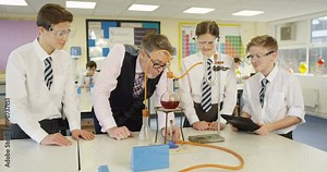 4k, Teacher explaining an experiment to a high school chemistry class together. Slow motion.