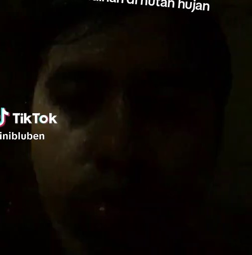 Video Lucu Monyet Makan Pisang di Hujan