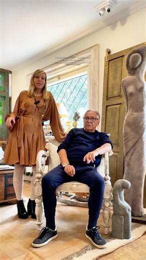 🎨 L’arte prende forma anche fuori dall’Oriente 🎨 Bali England non è solo arredamento etnico: è uno spazio vivo, aperto alla creatività in tutte le sue espressioni. Nel nostro showroom ospitiamo anche opere di artisti italiani come @vincenzopetrucciartista, che ha esposto in Italia e all’estero e ricevuto riconoscimenti importanti. Le sue sculture femminili in cartapesta si distinguono per le forme sottili e slanciate, con superfici che ricordano la pietra, pur essendo leggere e delicate. I suo