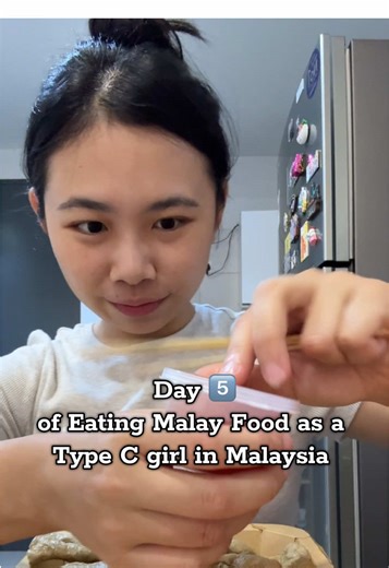 30 Days of Eating Malay Food as a Chinese Girl in Malaysia 🇲🇾Day 5 ✨Lekor Just bought some lekor, crispy on the outside with a nice crunch, but still chewy and soft inside. I can really taste the fish, not overly seasoned, and super satisfying when it’s hot 🥵