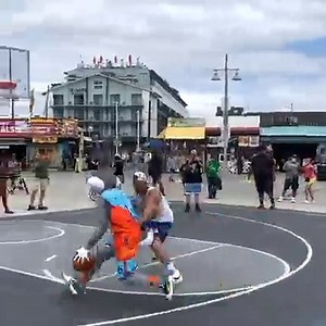 97K views · 2K reactions | Bugs Bunny was going crazy on the court at Venice Beach  | ESPN UK | Facebook