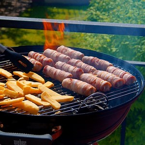 Celebrate summer in style with these spicy BBQ bacon burger dogs served with steak fries salad! 🌭🍔🍟♨️ 📌 RECIPE: www.scrumdiddlyumptious.com/bacon-burger-dogs | Scrumdiddlyumptious