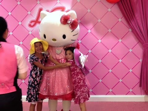 Meeting Hello Kitty at Universal Studio Japan