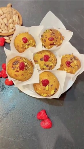 🌸 Pistachio Raspberry Bakery-Style Cupcakes