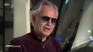 Star-Tenor Andrea Bocelli begeistert Elphi-Publikum Der 63-jährige blinde Tenor hat das erste Mal in der Elbphilharmonie gesungen – und findet die Akustik grandios. | NDR Hamburg