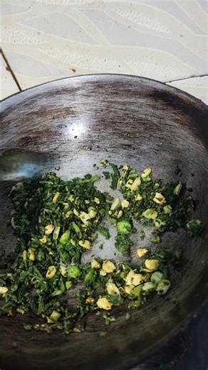 kachra hamesha fenkane ke liye nahin change your point of view karele ke chhilke ke frys 😋😋😋