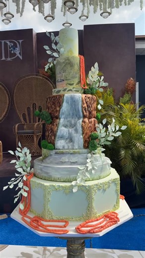 Oziegbe Naomi Aisosa on Instagram: "A touch of tradition crafted with love🥰😩❤️ Behold my traditional wedding cake All I ever wanted 🥰😩🥺 Pure ART💯 #when a baker bakes her own cake 💃🥰 A big shout out to Naomiscakesnmore team I love you all❤️❤️"