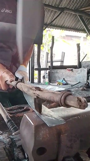 the technique of cutting iron tips by a very famous blacksmith #welding