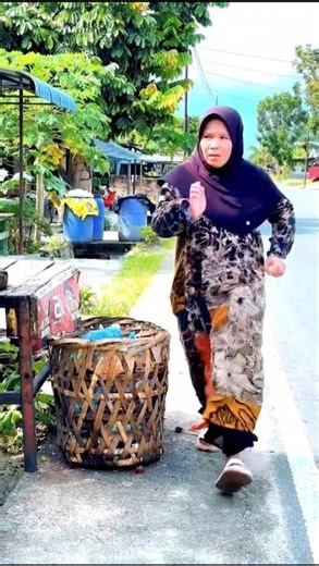 Poor Mother Sits on the Road Calming Her Child… Then Help Arrives 😢👶❤️