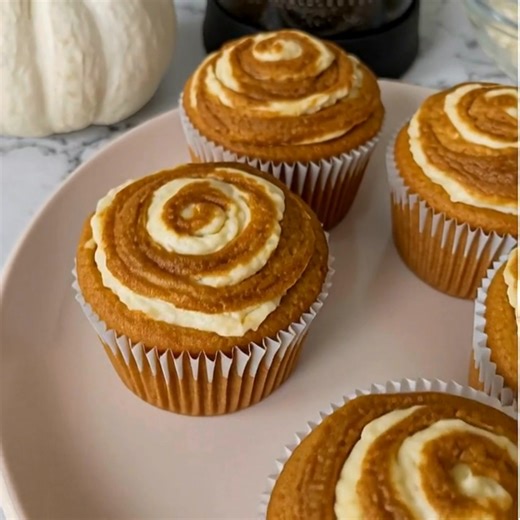 Pumpkin Cream Cheese Swirl Muffins That Taste Like Fall in Every Bite Ingredients: For the muffins: 1 3/4 cups (220 g) all-purpose flour 1 tsp baking soda 1 tsp ground cinnamon 1/2 tsp ground nutmeg 1/2 tsp ground cloves 1/2 tsp salt 1 cup (200 g) granulated sugar 1/2 cup (100 g) brown sugar, packed 1/2 cup (120 ml) vegetable oil 1 cup (240 g) canned pumpkin puree 2 large eggs 1 tsp vanilla extract For the cream cheese swirl: 6 oz (170 g) cream cheese, softened 1/4 cup (50 g) granulated sugar 1 