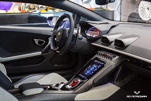 EVO interior trim and Alcantara Grigio Cronus comfort seats with blue leather central inserts: here's an example of how our Ad Personam program can customize Huracán EVO. Discover it now: https://lam.bo/Ad-Personam_HuracanEVO_Fb | Lamborghini