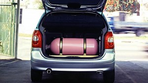 CNG Kit: चाहिए ज्यादा माइलेज और करनी है पैसों की बचत? तो सीएनजी किट लगवाने से पहले इन पांच बातों पर दें ध्यान