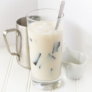 Vietnamese Grass Jelly and Milk Dessert (Sửa Sương Sáo) - Vicky Pham