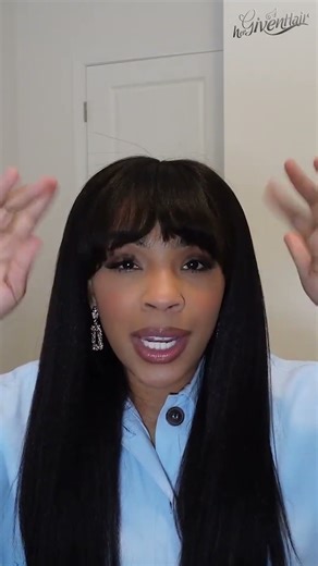 This Kinky Blow-Out Shake N Go wig with bangs gives you that perfect blend of bold and polished.