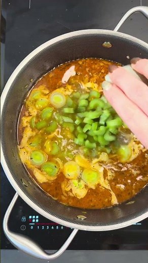 Kålsuppe med oksekød, bacon og hvide bønner