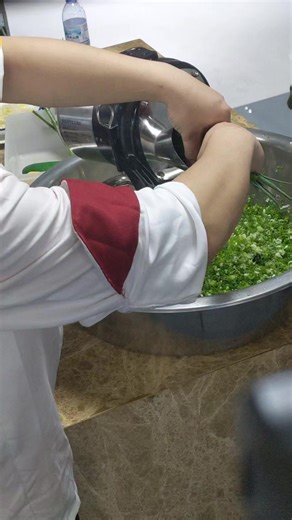 #automaticcuttingmachine #automaticcutter #kitchen #自动切割机 #便捷 #家常菜必备 #华人餐饮