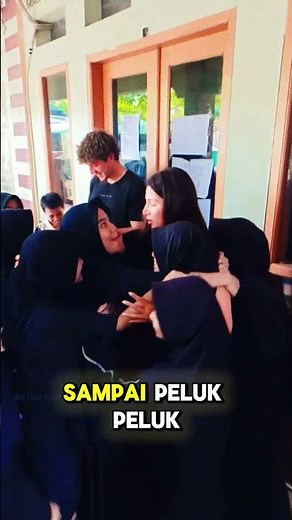 Ole Romeny Unexpectedly Plays Hadroh with Students at a Foundation in South Tangerang!
