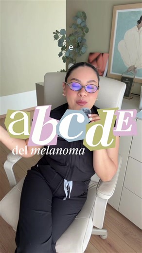 Hoy es Melanoma Monday 💓 El melanoma es el cáncer de piel más agresivo. No es el más frecuente, pero sí el que más muertes causa…por eso es importante que lo identifiques! Puede aparecer en piel sana (no solo en lunares previos) y evolucionar más rápido de lo que la mayoría imagina. Factores que aumentan el riesgo: ☀️ exposición solar acumulada y quemaduras (sobre todo en la infancia) 🧬 antecedentes familiares 👩🏻‍⚕️ piel clara o tendencia a quemarse 🔢 tener muchos lunares La buena noticia: 