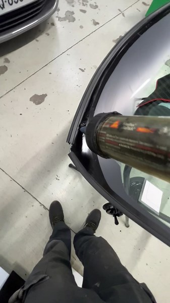 À votre avis quel pare-brise c’est ? #pourtoi #fyp #parebrise #colle