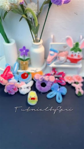 S A R I 🦋 on Instagram: "Tutorial Ganci Biscuit 🍪 #keychain #kawatbulu #pipecleanerart"