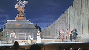 Opera singer proposes onstage after performance