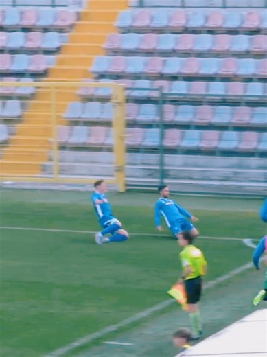 🔥 Da predestinato Juve a dilettante: la storia che non ti raccontano Alla Juventus lo chiamavano Del Piero. Lui abbassava lo sguardo, si sentiva fuori posto. Fausto Rossi racconta cosa significa crescere accanto ai campioni, affrontare Messi e Neymar… e poi sparire dai riflettori. Non una favola di successo, ma una carriera vera: aspettative enormi, pressione mentale, occasioni mancate. 👉