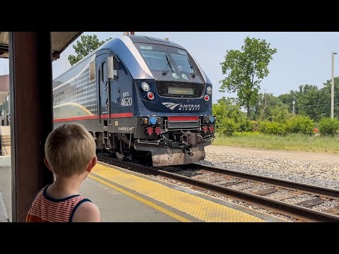 TRAIN TRACKING #34 | Visiting An AMTRAK Station!!