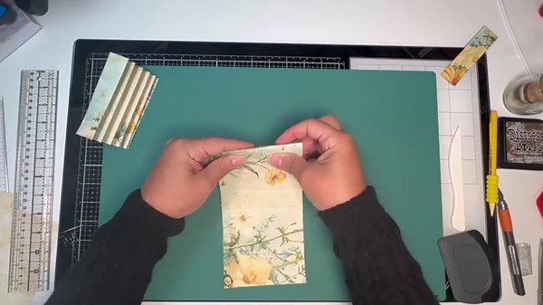 Junk Journal Tutorial featuring a "Not Your Ordinary Accordion Hinge Binding" #junkjournaltutorials