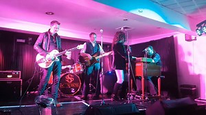 16K views · 206 reactions | Sari Schorr Playing at the Beaverwood Club. If you live and breathe Music, step out and see a live show. Artists who are constantly innovating and creating new Blues music need your support. See More At https://www.allaboutbluesmusic.com/blues-in-london/ | All About Blues Music | Facebook