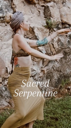 An embodied spiral of breath, sensation, and flow. Movement rising from within — slow, fluid, and alive. “The dancer of the future will be one whose body and soul have grown so harmoniously together that the natural language of the soul has become the movement of the body.” — Isadora Duncan #SacredSerpentine #EmbodiedDance #SomaticMovement #FluidDance #fusionbellydance | Donna Zakura -Dance Artist