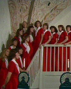 Et lille klip fra 1978, hvor det daværende pigekor sang julen ind med sange om Jesu fødsel 🎵 | DR Historie