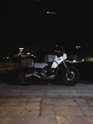 « Une BAAK n’a pas vocation à trôner dans un salon. Nous concevons chaque moto comme une extension de son pilote. Chacune de nos préparations est unique, exclusive, parfois clivante mais jamais au détriment du caractère fonctionnel. »– Rémi, fondateur | BAAK