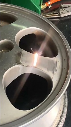 アルミホイールの塗装をファイバーレーザー溶接機で剥がし