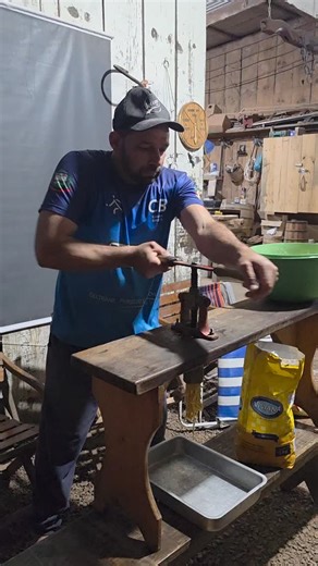 Lori Soster on Instagram: "Hoje estamos fazendo massa caseira,feita no bigularo #massa #italia #massacaseira"