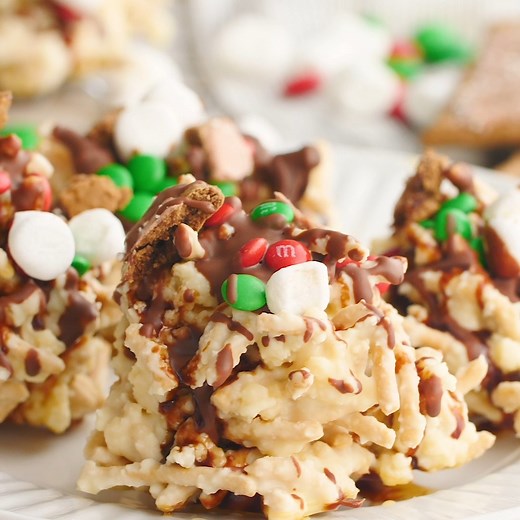 These Buddy the Elf Cookies are the perfect recipe idea for the holidays. Make these easy no bake cookie inspired by everyone's favourite Christmas movie, Elf! Printable Recipe: https://www.cravingsofalunatic.com/buddy-the-elf-cookies/ | Cravings of a Lunatic