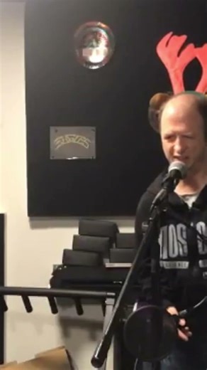 Dobby the Christmas elf🤶 🎄 -joyful happy Christmas music 🎵-Mega epic falsetto live performance