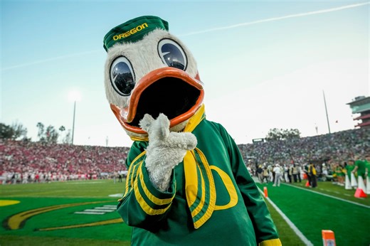 Oregon live mascot escapes with embarrassment after losing Duck head midfield amid opening ceremony of Montana State matchup