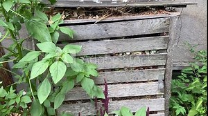 Bac à composte en bois dans un jardin, Bourgogne Stock Video