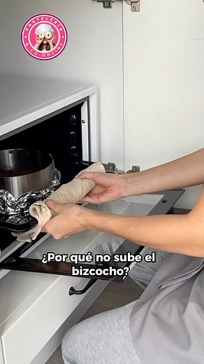 Errores comunes por los cuales tu bizcocho no queda alto y esponjoso al hornear!👇🏻 •La harina: el bizcocho no sube porque has añadido toda la cantidad de harina a la vez lo que hace difícil que se mezcle bien y que la masa quede homogénea. Siempre es conveniente ir incorporando poco a poco a la mezcla que prepares. Además, es fundamental tamizarla para que sea más fina para que la masa quede más ligera y la harina se ligue mejor con el resto de ingredientes del bizcocho. •Temperatura del horno